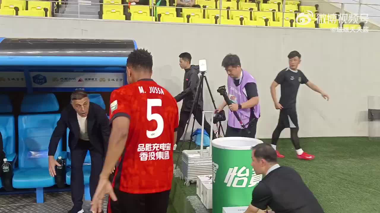 茹萨赛前拥抱浙江主帅罗斯,两人曾在海港共事